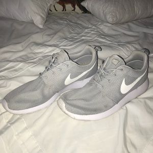 Nike Roshe Runs: Grey